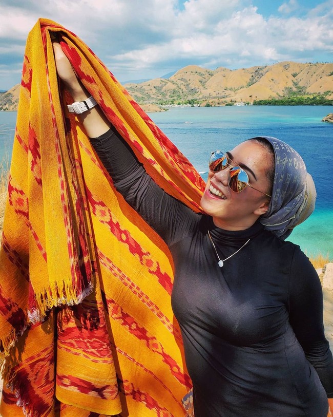 Namun nyatanya, aksesori berbahan titanium dan stainless steel tersebut belum juga pudar hingga dua tahun pemakaian. Karena itu, ia jadi dikejar pembeli yang ingin jadi langganan. Foto: Instagram @ollashopingdepok