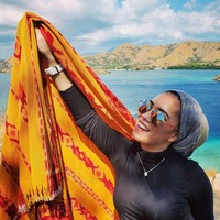 Namun nyatanya, aksesori berbahan titanium dan stainless steel tersebut belum juga pudar hingga dua tahun pemakaian. Karena itu, ia jadi dikejar pembeli yang ingin jadi langganan. Foto: Instagram @ollashopingdepok