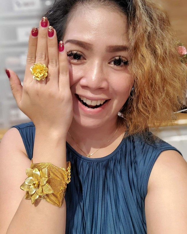 Dalam sebuah video Olla menyatakan jika ia pernah menipu pembeli. Awalnya ia mengaku jika perhiasan yang dijual akan akan luntur lama kelamaan. Foto: Instagram @ollashopingdepok