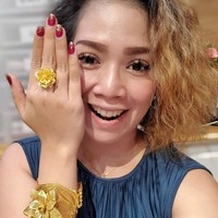 Dalam sebuah video Olla menyatakan jika ia pernah menipu pembeli. Awalnya ia mengaku jika perhiasan yang dijual akan akan luntur lama kelamaan. Foto: Instagram @ollashopingdepok