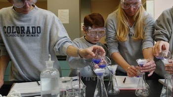 Dylan Jones - IQ 200. Di usia 16 tahun dia lulus dari Colorado School of Mines dengan gelar dalam matematika dan ilmu komputer. Setahun kemudian, Jones masuk ke Fakultas Kedokteran Universitas Colorado Denver, tempat dia belajar untuk menjadi ahli bedah saraf. Foto: Brightside
