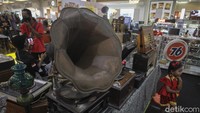 Pameran dan bazzar yang diselenggarakan sejak 25 Januari hingga 31 Januari tersebut menghadirkan ratusan barang-barang antik dari sejumlah komunitas barang antik. 