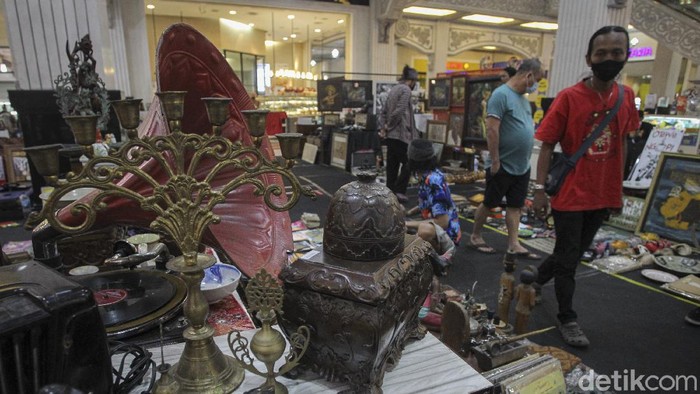 Sebuah pameran bertemakan 'Festival Djadoelan' yang berisi barang-barang antik digelar di Jogja City Mall, Sleman, Yogyakarta. Penasaran?