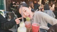Slurpp! Park Yoo Na siap menghabiskan minuman es segar di hadapannya. Dari wajahnya sih ia sudah kelihatan tak sabar! Foto: Instagram youna_1997