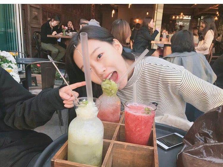 Park Yoo Na True Beauty Saat Asyik Minum Es dan Nongkrong di Kafe