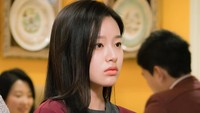 Berada di restoran, Park Yoo Na tetap terlihat cantik saat difoto candid. Ia pun mendapat pujian dari para penggemarnya karena kecantikannya. Foto: Instagram youna_1997