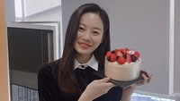 Begini senyum manis Park Yoo Na saat mendapatkan kue di kesempatan berbeda. Kuenya tampak enak dengan topping strawberry segar. Foto: Instagram youna_1997