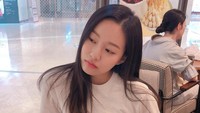 Lagi di kafe, Park Yoo Na terlihat galau menunggu pesanan makanan. Kira-kira ia mau menyantap dessert apa ya? Foto: Instagram youna_1997