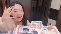 Park Yoo Na dapat kejutan manis dari penggemarnya saat membintangi drama My ID Is Gangnam Beauty. Ia diberi kue sebagai dukungan untuk proses syutingnya. Foto: Instagram youna_1997