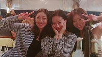 Layaknya anak muda lain, Park Yoo Na juga suka nongkrong bareng temannya nih. Kali ini mereka bertiga sempatkan foto dulu sebelum makan. Foto: Instagram youna_1997