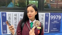 Berperan sebagai Kang Su Jin, akting Park Yoo Na berhasil membuat banyak penonton ikut kesal. Ia diceritakan menyukai Lee Su Ho dan mulai bersikap dingin pada sahabatnya, Im Ju Kyung yang memiliki hubungan spesial dengan Lee Su Ho. Foto: Instagram youna_1997