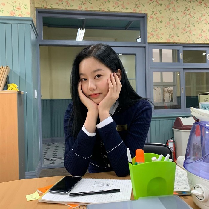 Park Yoo Na 'True Beauty' Saat Asyik Minum Es dan Nongkrong di Kafe