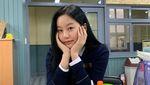 Park Yoo Na True Beauty Saat Asyik Minum Es dan Nongkrong di Kafe