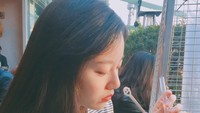Dari samping pun wajah manis Park Yoo Na tetap mempesona. Pantas saja ia punya banyak penggemar. Foto: Instagram youna_1997