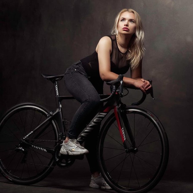 Ini Tara Gins, pembalap sepeda cantik yang dilanda kekecewaan. Tara dipecat dari perannya sebagai direktur di tim balap sepeda pria karena ketahuan tampil di majalah Playboy. Foto: dok. Instagram