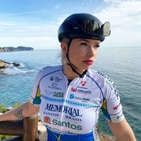 Meski menggunakan outfit untuk bersepeda, namun Tara tetap tampil dengan makeup cetar dengan bulu mata palsu.  Foto: dok. Instagram