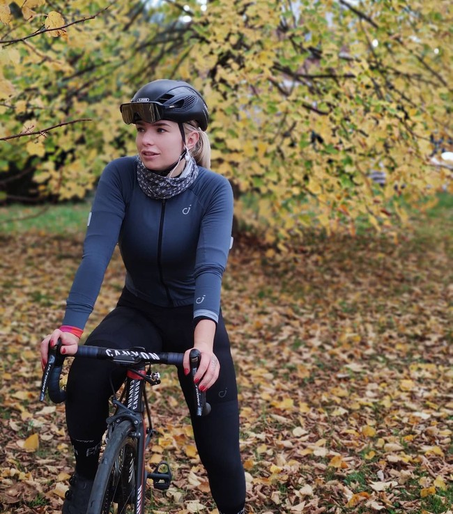 Inilah penampilan Tara saat bersepeda. Ia menggunakan perlengkapan sepeda yang lengkap.  Foto: dok. Instagram