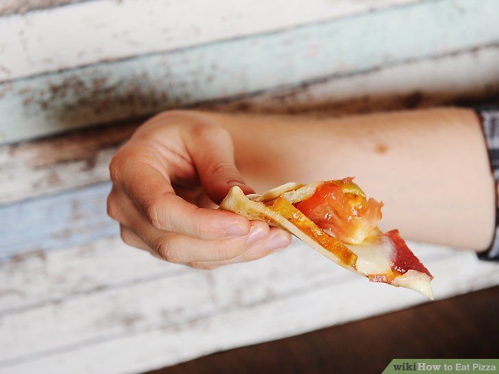 Penggemar Pizza, Ini Lho Cara Makan Pizza yang Benar