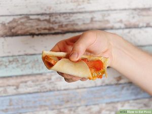 Penggemar Pizza, Ini Lho Cara Makan Pizza yang Benar