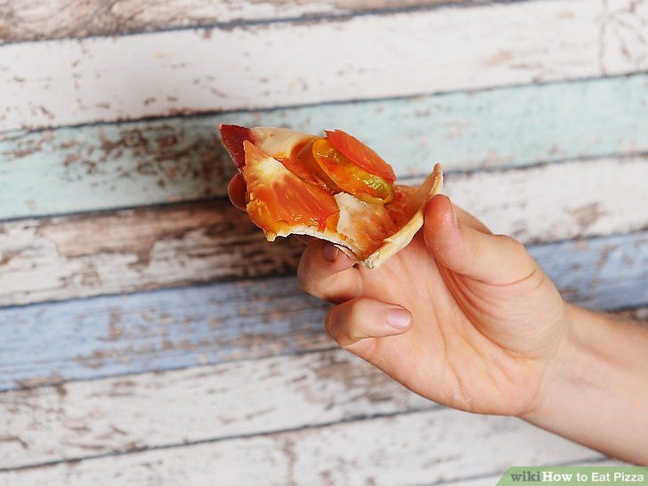 Penggemar Pizza, Ini Lho Cara Makan Pizza yang Benar