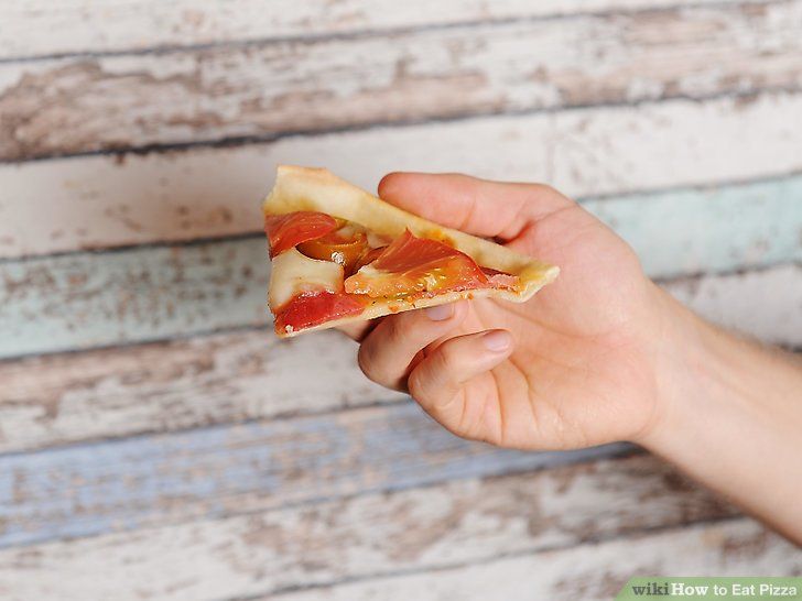 Penggemar Pizza, Ini Lho Cara Makan Pizza yang Benar