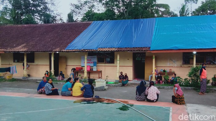 Pengungsi Merapi di tempat evakuasi sementara (TES) Desa Balerante, Kecamatan Kemalang, Klaten, Sabtu (30/1/2021).