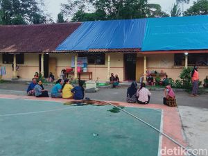 Waswas, Pengungsi Merapi Klaten Pilih Bertahan di Pengungsian