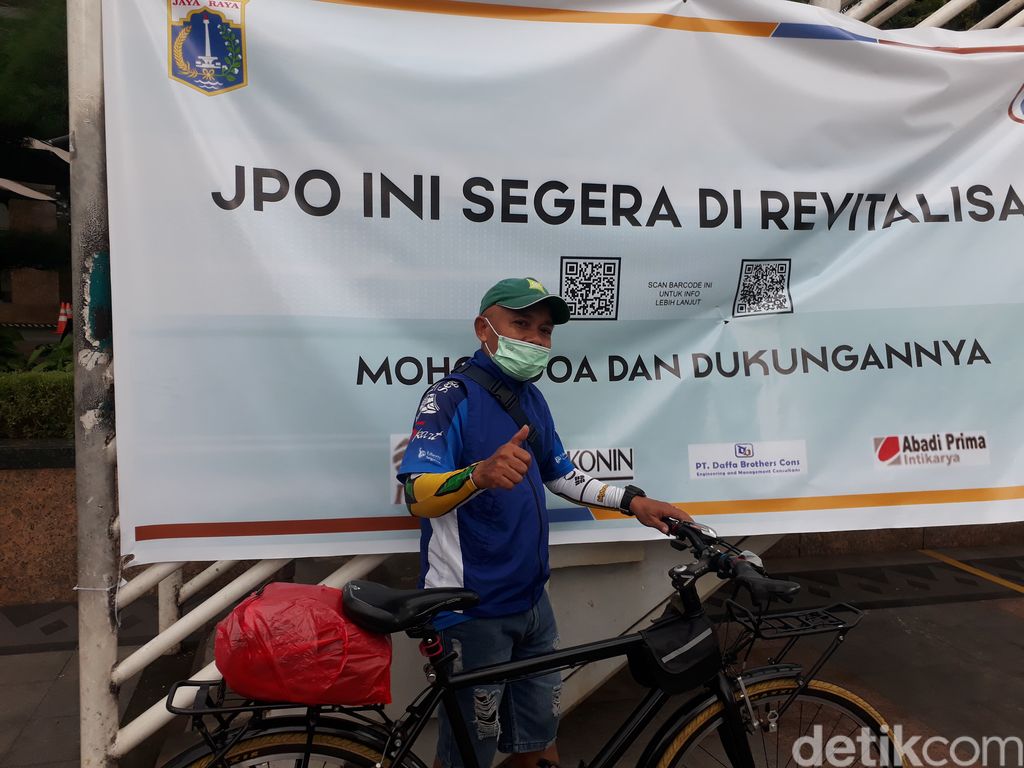 Pesepeda berkomentar soal revitalisasi JPO Sudirman. (Azhar Bagas Ramadhan/detikcom)