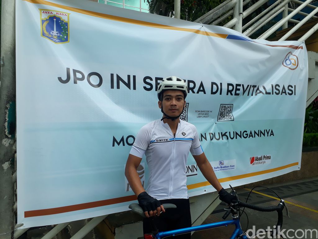 Pesepeda berkomentar soal revitalisasi JPO Sudirman. (Azhar Bagas Ramadhan/detikcom)