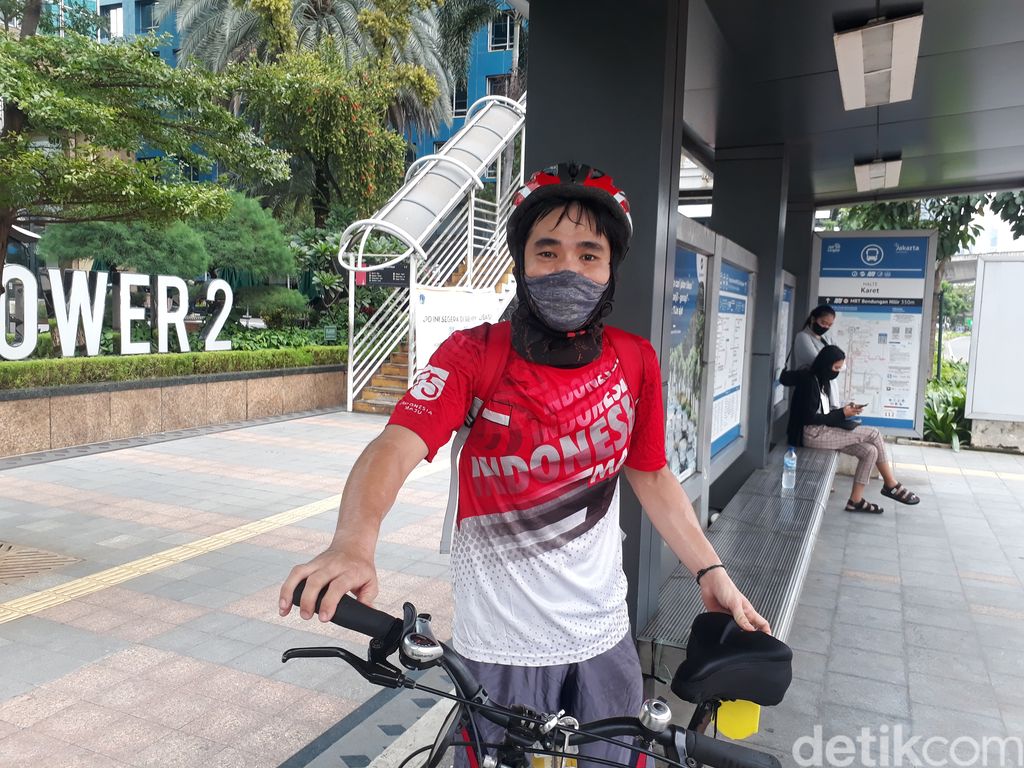 Pesepeda berkomentar soal revitalisasi JPO Sudirman. (Azhar Bagas Ramadhan/detikcom)