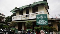 Ada logo NU di atas plang tersebut, sedangkan di bawahnya tertulis Musollah Al Muqobalah.