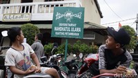Dalam foto terlihat plang sekretariat yang bertuliskan Nahdhatul Ulama Ranting Petamburan. 