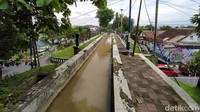 Adapun saluran air ini disebut dengan fly river atau aqua duct. Posisi saluran air ini berada di gundukan tanah yang memanjang dan ada juga yang memotong perlintasan jalan. Untuk yang memotong perlintasan jalan ini dibuat plengkung.