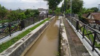 Bagus menuturkan, pemerintah Belanda membangun saluran air yang pertama tahun 1857 dengan membendung Sungai Elo di wilayah Gunungsaren, Secang, Kabupaten Magelang. Kemudian karena kebutuhan air semakin meningkat, pemerintah membangun lagi Bendung Pleret dan Badran.