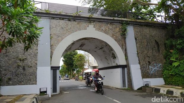 Plengkung yang di atasnya ada saluran air di Kota Magelang, Jumat (29/1/2021).