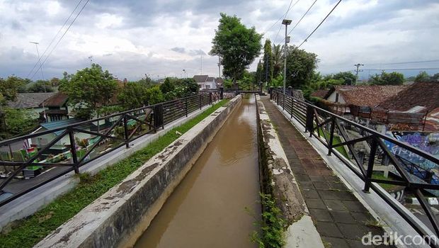 Plengkung yang di atasnya ada saluran air di Kota Magelang, Jumat (29/1/2021).