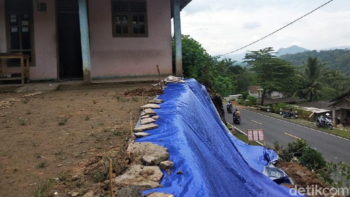 Plengsengan Jalan Nasional Longsor Ancam Rumah Warga