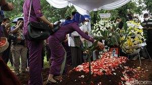 Prosesi Pemakaman Jenazah Kapten Afwan di TPU Pondok Rajeg