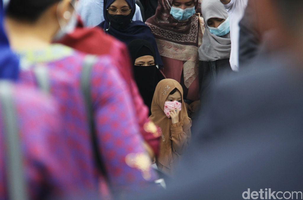 Jenazah pilot Sriwijaya Air SJ182, Kapten Afwan dimakamkan di TPU Pondok Rajeg, Kabupaten Bogor. Isak tangis mengiringi prosesi pemakaman Kapten Afwan.