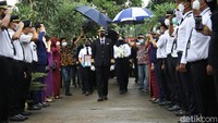 Pantauan detikcom, Sabtu (30/1/2021), jenazah Kapten Afwan tiba di TPU Pondok Rajeg pada pukul 12.50 WIB. Jenazahnya diantar oleh ambulans milik RS Polri.