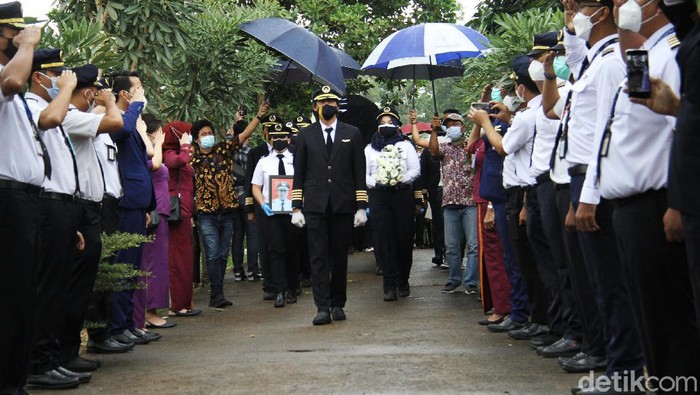 Prosesi Pemakaman Jenazah Kapten Afwan di TPU Pondok Rajeg Jenazah pilot Sriwijaya Air SJ182, Kapten Afwan dimakamkan di TPU Pondok Rajeg, Kabupaten Bogor. Isak tangis mengiringi prosesi pemakaman Kapten Afwan.