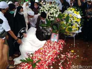 Isak Tangis Iringi Pemakaman Pilot SJ182 Kapten Afwan di TPU Pondok Rajeg