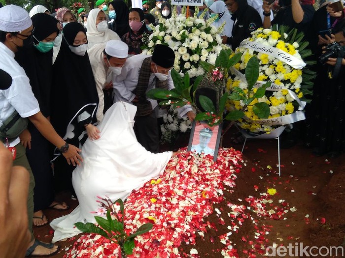 Prosesi pemakaman pilot Sriwijaya Air SJ182 Kapten Afwan di TPU Pondok Rajeg, Bogor.
