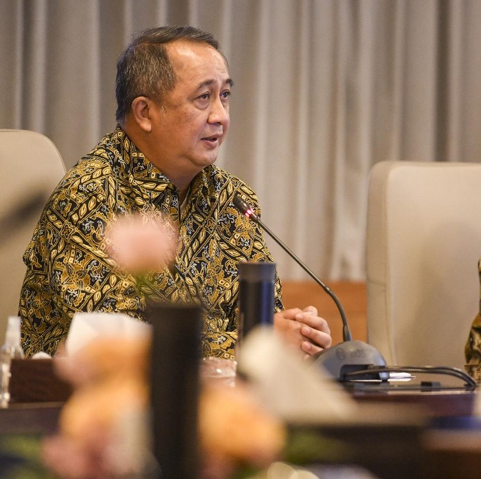 Direktur Utama BNI Royke Tumilaar (kiri) didampingi Wakil Direktur Utama BNI Adi Sulistyowati memberikan pemaparan saat Public Expose BNI tahun 2020 di Jakarta, Jumat (29/1/2021). PT Bank Negara Indonesia (Persero), Tbk (BNI) pada tahun 2020 menyalurkan kredit sebesar Rp586,2 triliun atau tumbuh 5,3 persen year-on-year  (YoY). ANTARA FOTO/Hafidz Mubarak A/rwa.