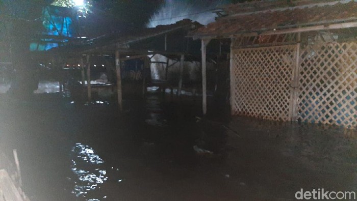 Puluhan Rumah Tergenang Banjir Rob