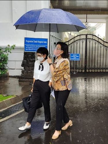 Retno Marsudi Gaya preppy Menlu Retno Marsudi banjir pujian netizen.