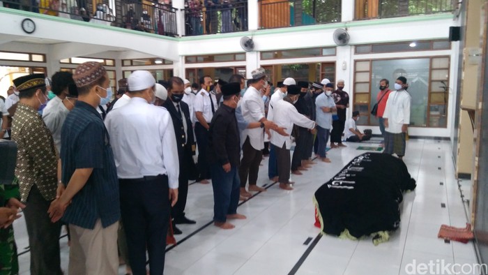 Salat jenazah Kapten Afwan. (Adhyasta Dirgantara/detikcom)