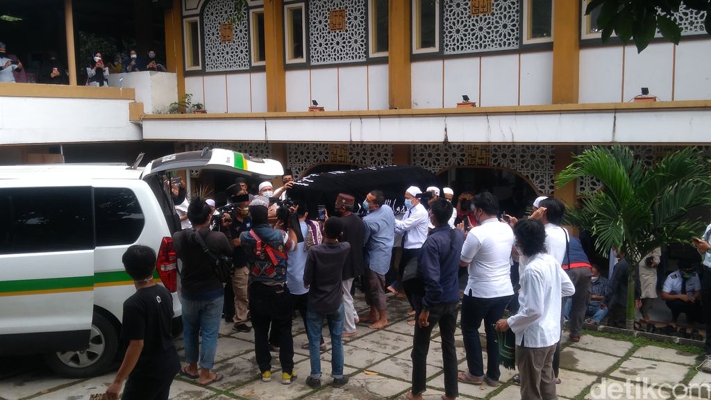 Salat jenazah Kapten Afwan. (Adhyasta Dirgantara/detikcom)