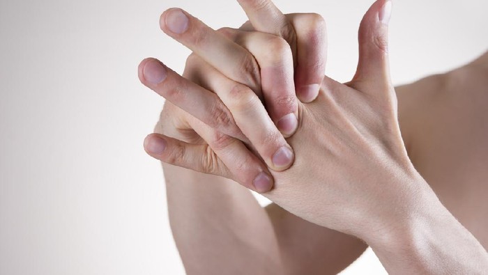 sendi Hand Massage. Pain in the finger joints. Arthralgia