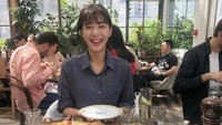 Senyumnya yang cantik ia tampilkan saat sedang menyantap beragam makanaan di restoran. Ia memesan pizza, steak, dan salad. Foto: Instagram @_seorina